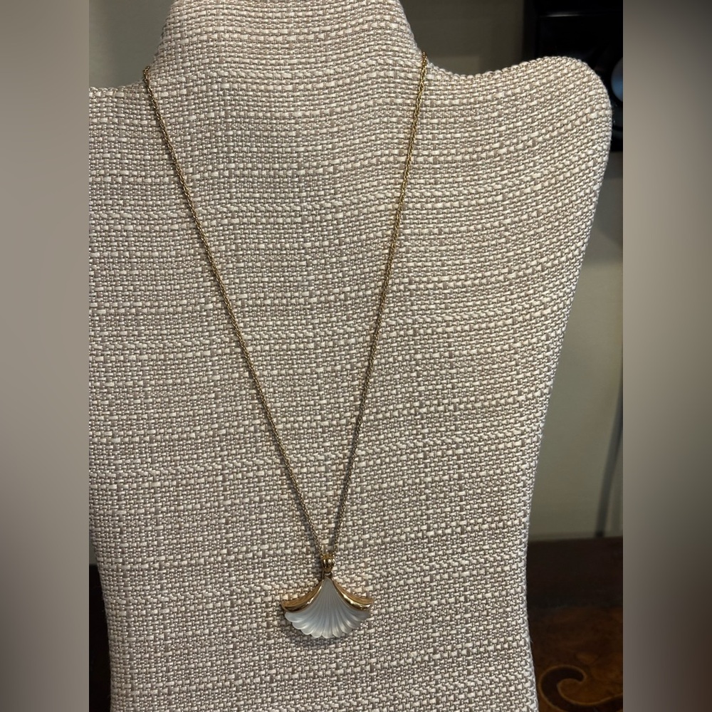 Avon Frosted Lead Crystal Fan Pendant Gold Tone Necklace - Picture 1 of 4